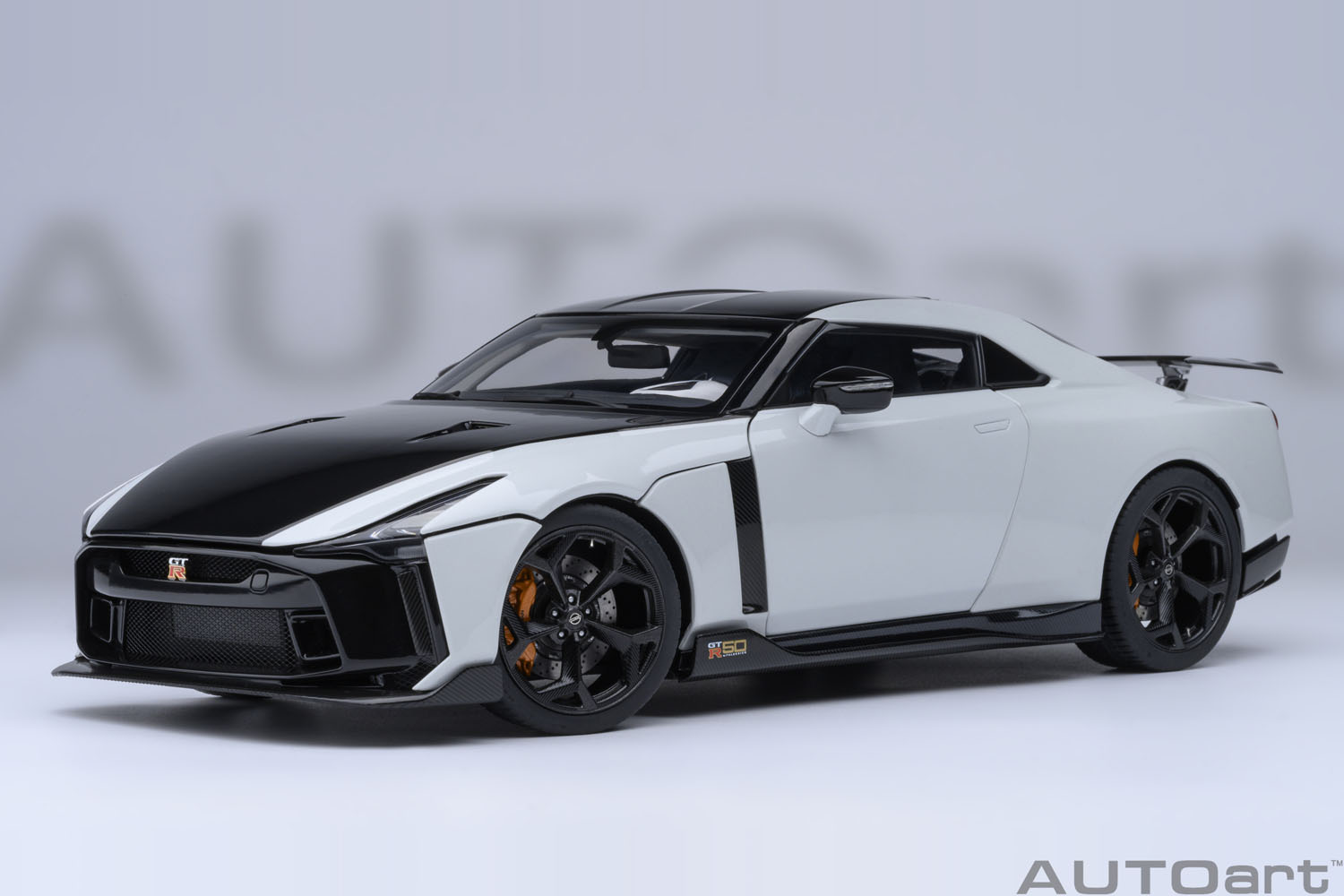 77511 1/18 NISSAN GT-R50 by ITALDESIGN (メタリック・ホワイト/ブラック)