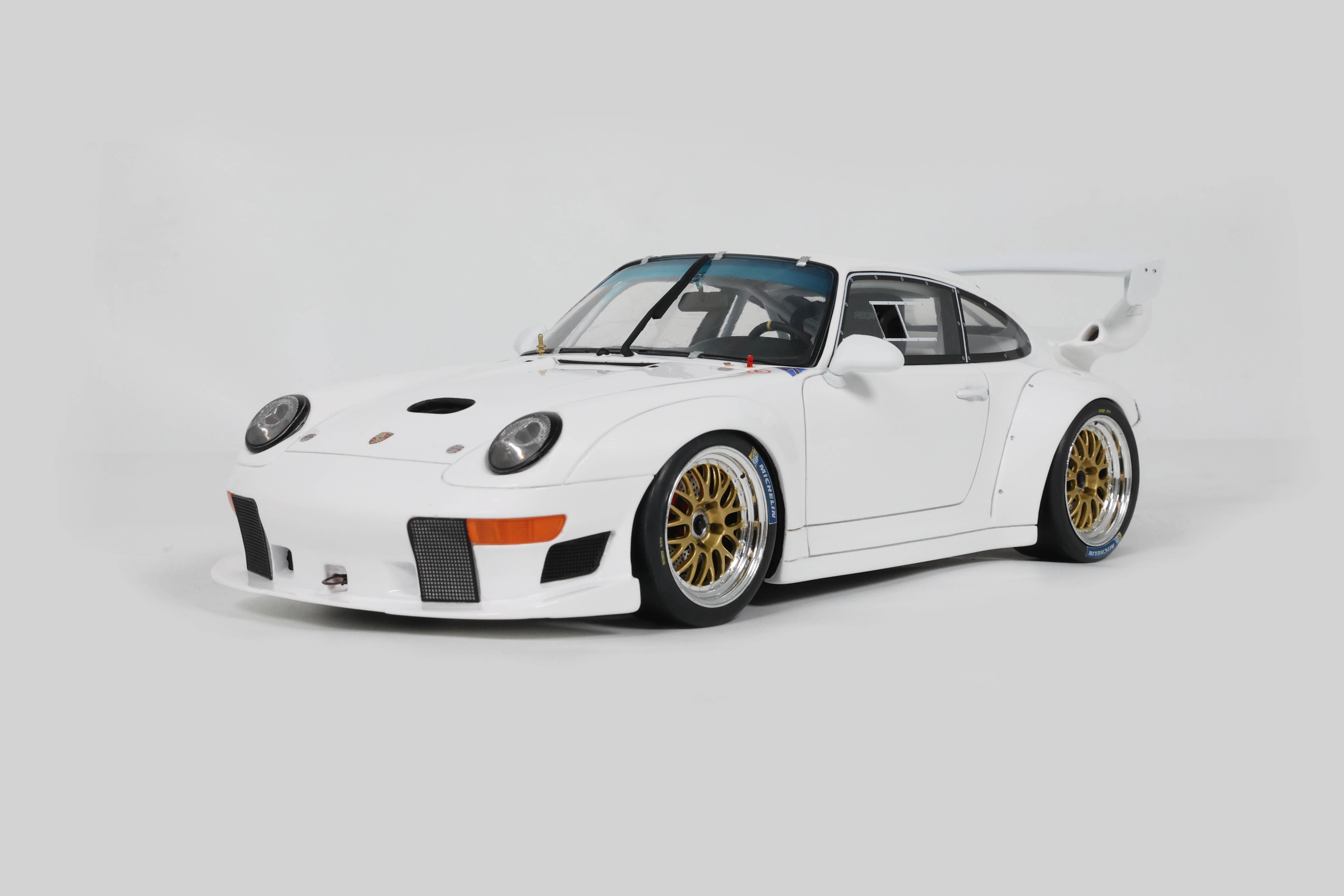 GTS532 GT SPIRIT 1/18 ポルシェ 911(993) GT2 Evo 1995 (ホワイト)