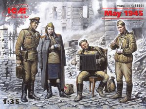 35541 ICM 1/35 ソビエト兵(兵士3体&女性1体)ベルリン1945